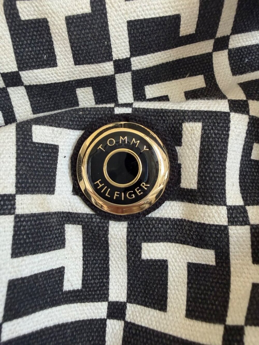 Tommy Hilfiger Black & White Monogram Tote Bag With Zip Closure - Picture 6 of 16